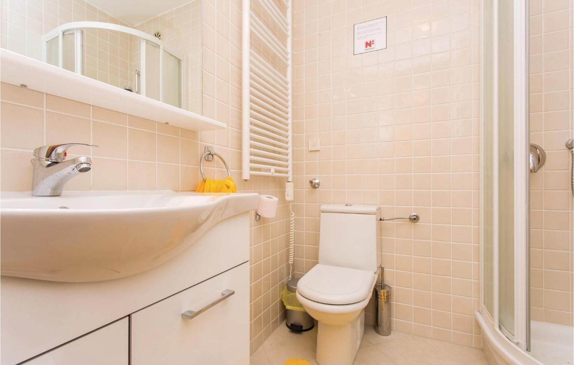 Amazing Apartment In Njivice With Wifi Екстериор снимка